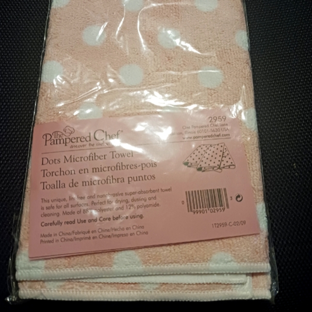 PAMPERED CHEF ~ PINK Dots Microfiber Towel. NEW